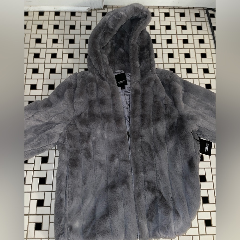 Vera Wang Faux Fur Coat - Never worn - size large